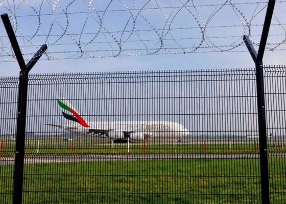 4.0m 5.2m 플라스틱 코티드 와이어 메쉬 패널 공항 보안 메쉬 울타리 패널