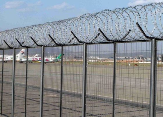 4.0m 5.2m 플라스틱 코티드 와이어 메쉬 패널 공항 보안 메쉬 울타리 패널